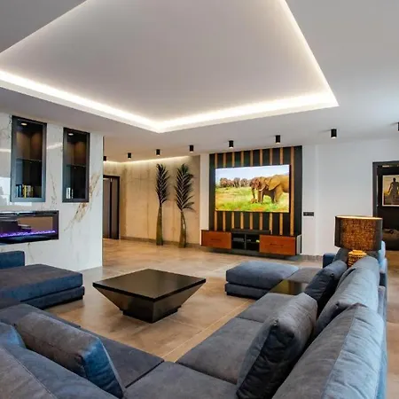7 Bedroom - By Apricus Holidays * אדחה
